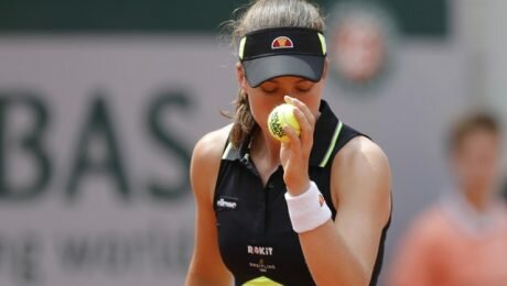 Konta sweeps Stephens aside to reach French Open semi-finals